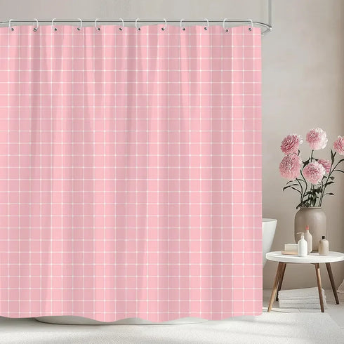 Rideau de douche à petits carreaux graphiques coloris rose dans une salle de bain