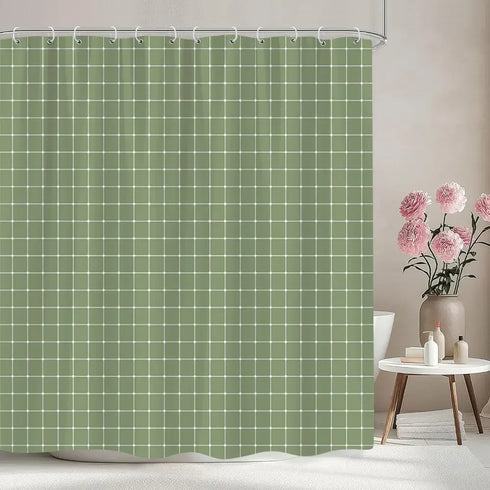 Rideau de douche à petits carreaux graphiques coloris vert sauge dans une salle de bain