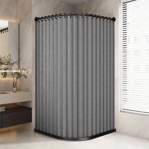 Rideau de douche pliable gris fermant une douche d'angle arrondie