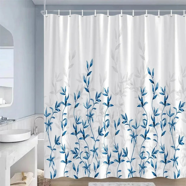 Rideau de douche motif pousses bleues sur fond blanc dans une salle de bain
