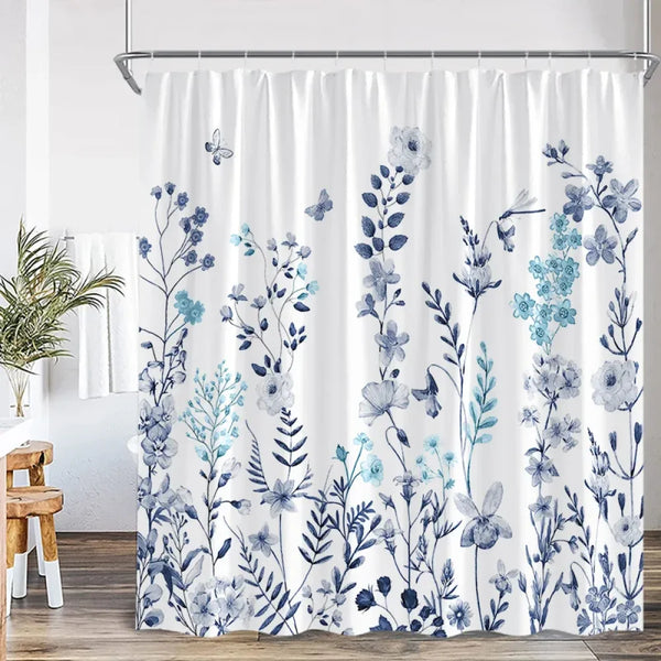 Rideau de douche motif prairie fleurie bleu marine et céladon dans une salle de bain