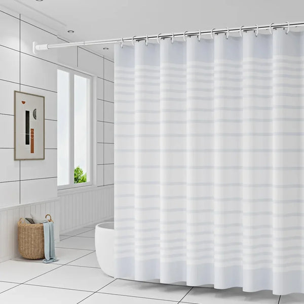 Rideau de douche rayé blanc en PEVA devant une baignoire dans une salle de bain claire