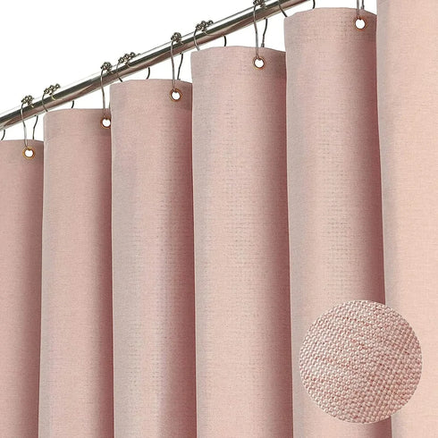 Rideau de douche rose poudré effet lin suspendu par des crochets en métal argenté