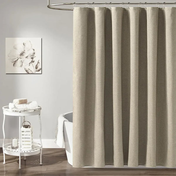 Rideau de douche taupe effet lin installé dans une salle de bain