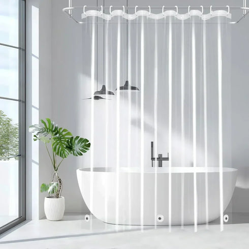 Rideau de douche transparent en PEVA installé devant une baignoire îlot