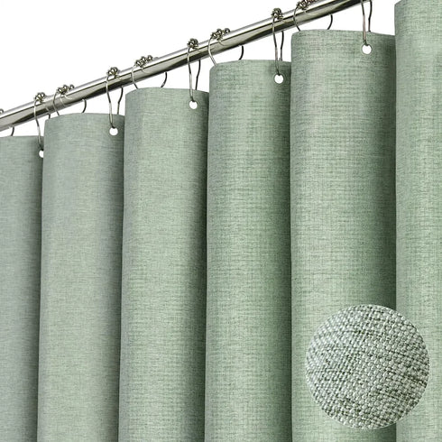 Rideau de douche vert sauge effet lin suspendu par des crochets en métal argenté