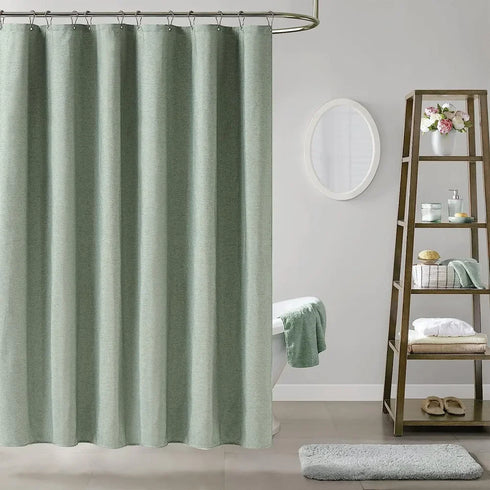 Rideau de douche vert sauge effet lin installé dans une salle de bain