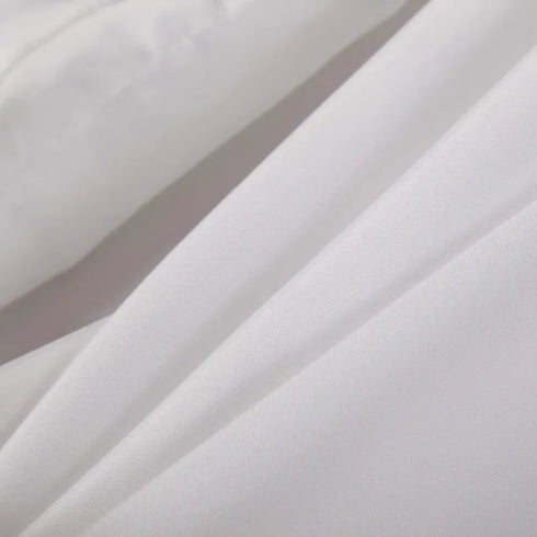 Gros plan sur le tissu polyester blanc du rideau de douche