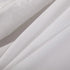 Gros plan sur le tissu polyester blanc du rideau de douche